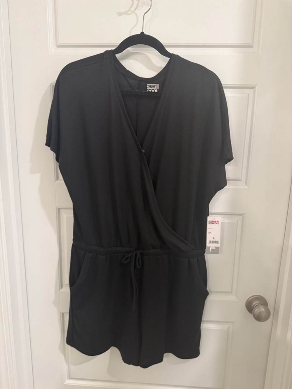Women's Black Short Sleeve Wrap Romper with pockets! Size L NWT